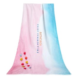 كيف تحزم مناشف الشاطئ أثناء السفر وتمنع التصاق الرمال؟